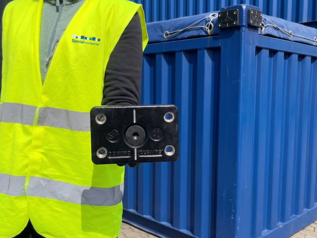 Domino Clamp: build on your container – without damaging it