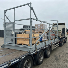 Galvaniseret platform til container-top på en lastbiltrailer