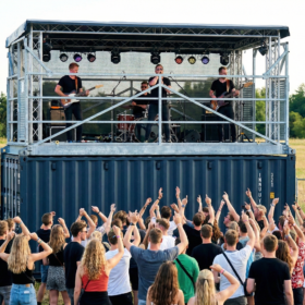 Galvaniseret platform til container-top som musikscene